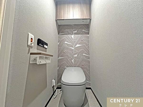 すっきりとした見た目のタンクレストイレ。肌への負担に配慮し、快適な生活をサポートする温水洗浄機能付き。収納があり、ペーパー類もすっきり！