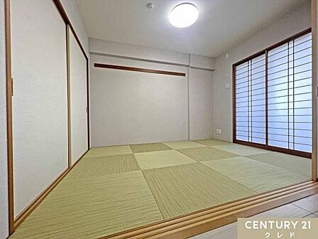 【和室6帖】障子越しに柔らかな光が差し込む、落ち着いた雰囲気の和室。客間としてはもちろん、お子様のお昼寝スペースなど多目的に活躍します。
