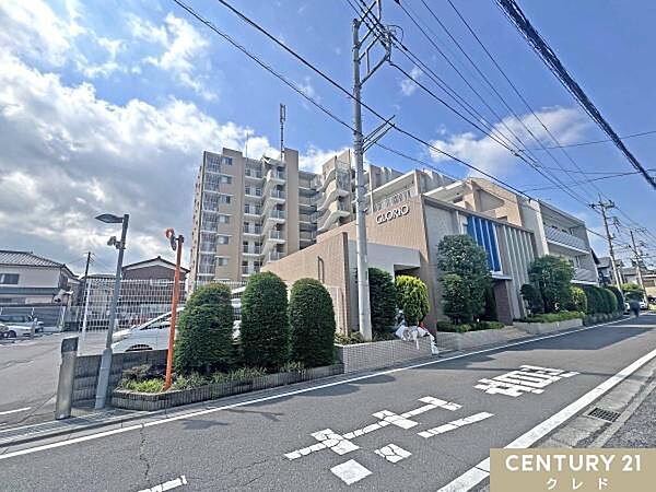 大型商業施設「ららぽーと富士見」まで車6分！スーパーやコンビニ、ドラッグストアなどが徒歩10分圏内にあり、お買い物も便利です。
