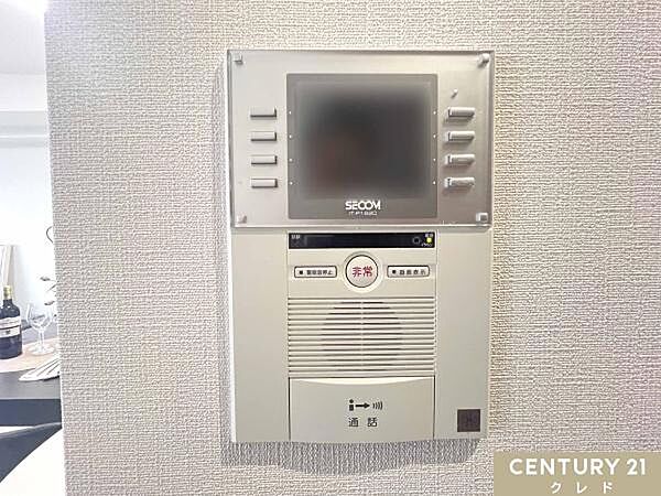 【TVモニター付きインターフォン】  来訪者の姿を室内のモニターで確認できる安心の設備。セールスなどの対応を控えたいときや、お子様のお留守番時にも心強い機能です。