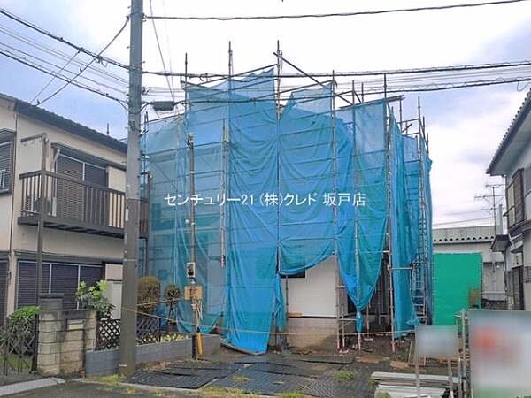 坂戸市片柳に佇む全室6帖以上オール電化の4LDK、引き続き内・外装の工事が行われています。
