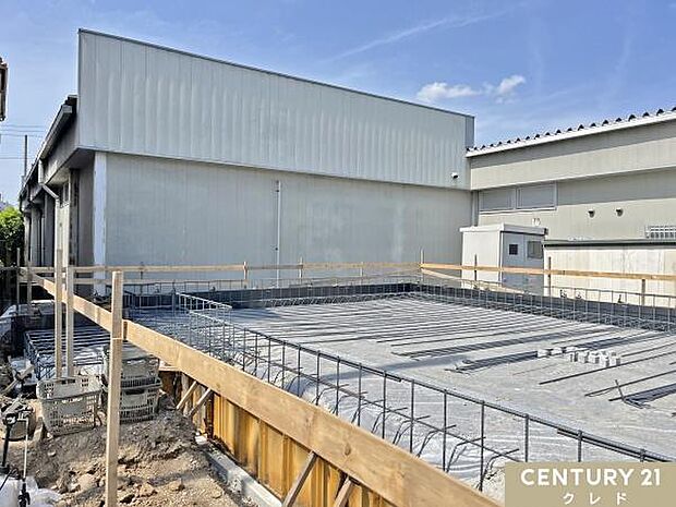 現在基礎の状態です。地盤調査を行った後に、家の面積と同じ大きさの基礎を作ることでしっかりと家を支えます。