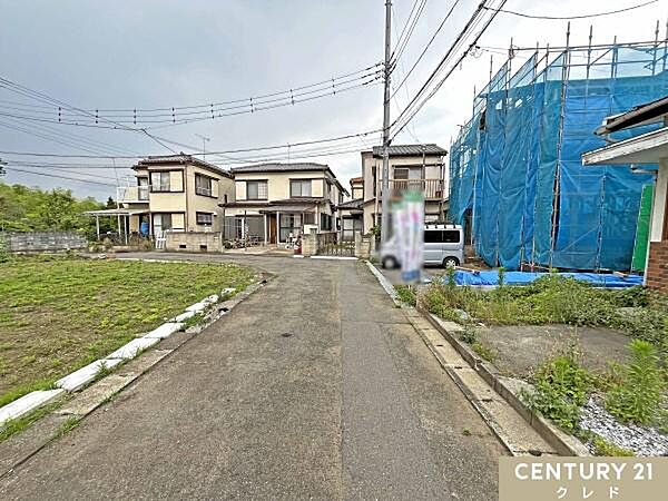 前面道路は車通りが少なく、駐車も安心！国道407号へのアクセスも良く、お出かけもスムーズです。