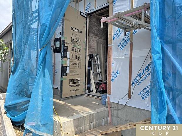 シートの内側では、完成に向けて工事が順調に進行中です。住まいの完成を楽しみにお待ちください。