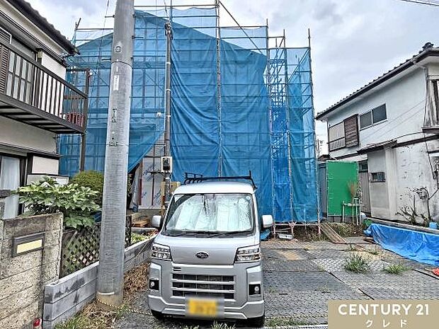 防水シートの施工も順調に進み、住まいの外観が少しずつ形になってきました。完成に向けて着実に工事が進行中です。