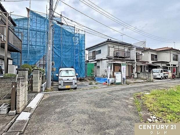 前面道路は車通りが少なく、駐車も安心。国道407号へのアクセスも良く、お出かけもスムーズです。