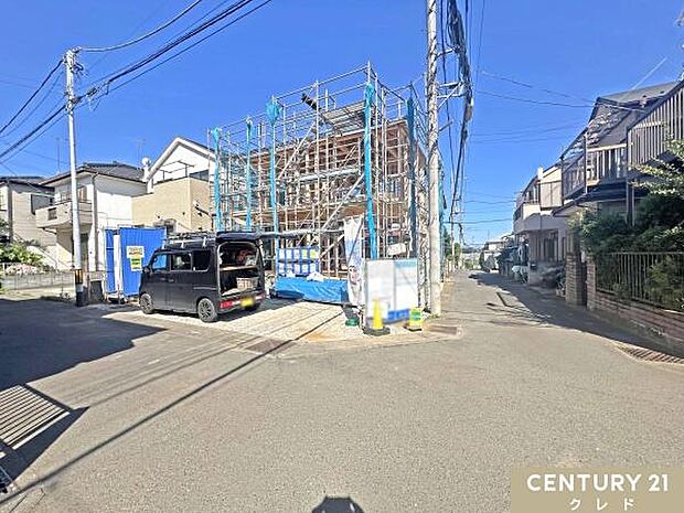 南東4ｍ×北東4ｍの開放感あふれる角地。2方向が道路に面した、採光・通風良好な立地です。完成をお楽しみに！