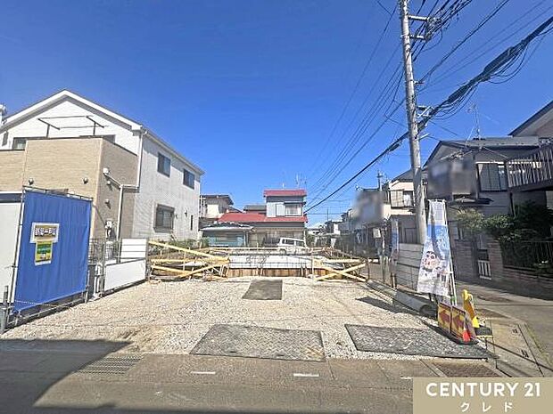 只今、ベタ基礎工事中です！建物を支える土台部分をつくっています。着々と工事が進んでいます。
