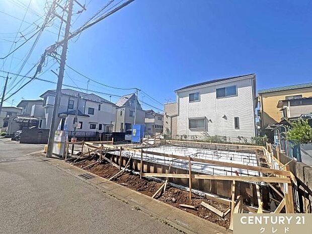 角地につき、陽当り・通風良好！嬉しい並列3台駐車可能で複数台所有される方や来客の多いご家庭も安心です。