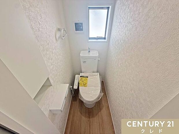 窓から自然光が入り、明るく爽やかな印象のトイレです。温水洗浄便座付きで毎日快適。お手入れもしやすく、清潔な状態を保ちやすいのも魅力です。