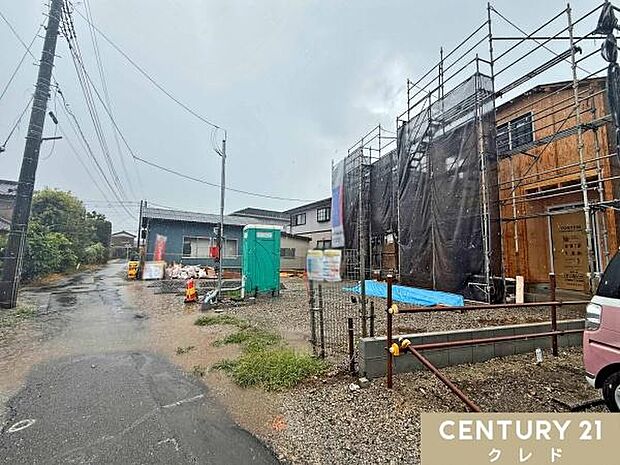 JR川越線「的場」駅徒歩12分。近隣には商業施設が充実し、日々のお買い物にも便利な住環境です。
