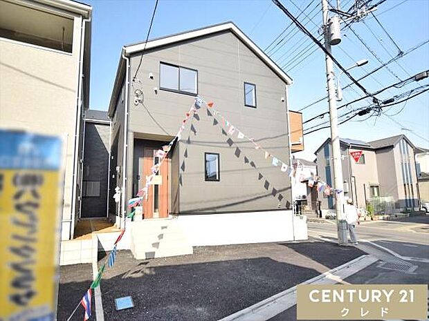 お住まいはカースペース付き！汚れの目立ちにくいアスファルトで舗装され、雨の日でもぬかるまず車内のきれいも維持できます。周辺環境も含めてご案内します！