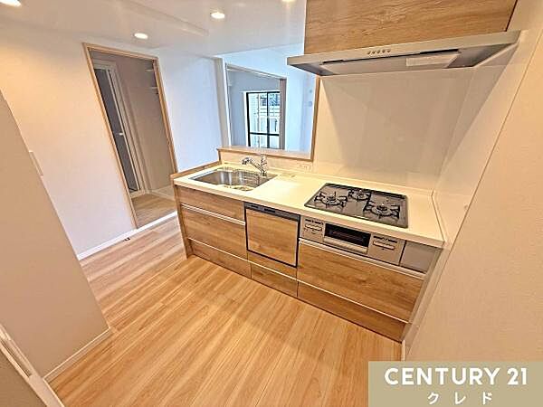 【キッチン新規リフォーム】新しくなったキッチンでお子様のお弁当と朝食を同時に準備。大容量の収納力で、増えていく子育てグッズもすっきり整理。
