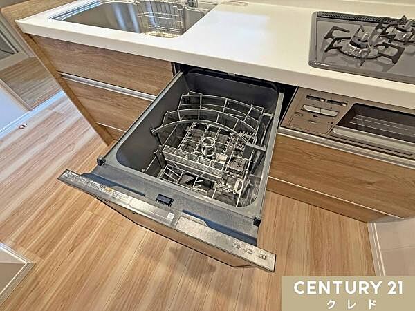 【ビルドイン食器洗浄乾燥機】遮音性が高いビルトイン食洗機で家事の時短をお手伝い。シンク・作業台をすっきりと保ち、水切りカゴいらずで調理スペースが広がります。