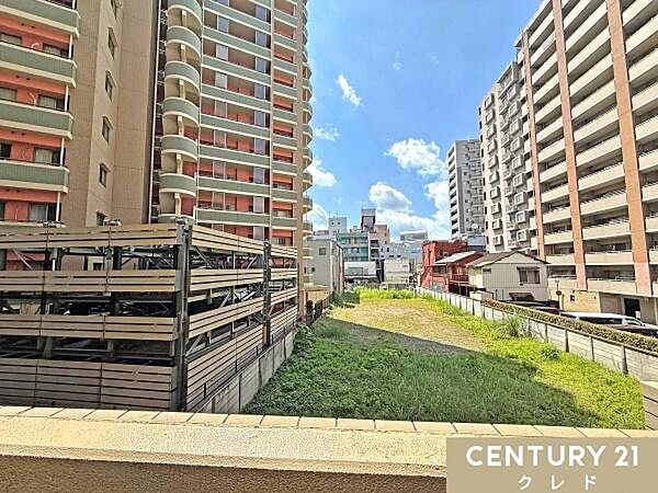 両側に高層マンションが建っていますが、正面に向かって空が大きく抜けており、2階という低層階にもかかわらず圧迫感の少ない眺望となっています。
