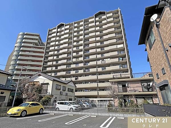 西武新宿線「本川越」駅徒歩5分。周辺には教育機関や商業施設も充実しており、暮らしやすい住環境が整っています。