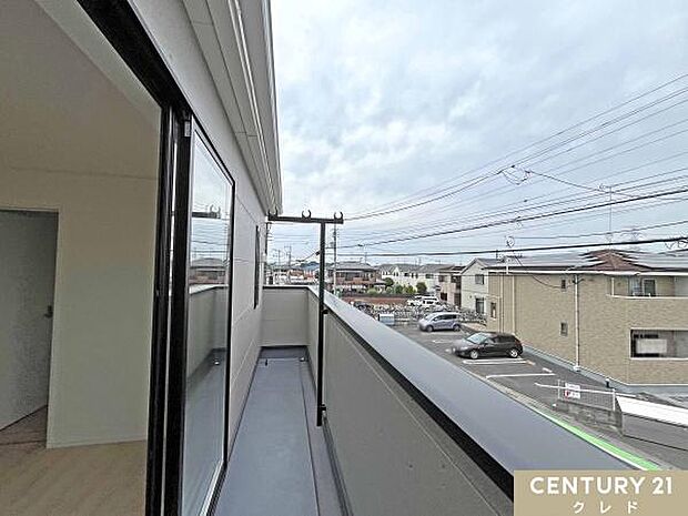 主寝室から直接スムーズに出入りできる、使い勝手の良いバルコニー。横幅があるため、お洗濯物だけでなく大きなお布団も並べてたっぷりと干すことができます。