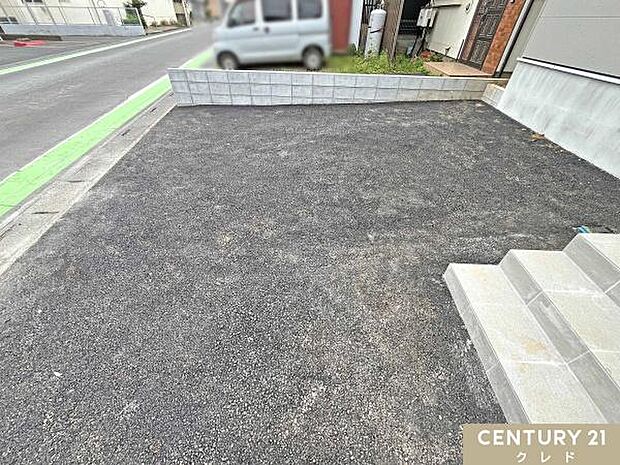 1台駐車可能なカースペース。通勤やお子様の送り迎え、毎日のお買い物など、便利な移動手段として活用できます。前面道路はゆとりの幅員約6.9m。