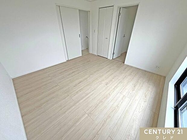 【洋室8帖】収納を備え、デスクやベッドも無理なく配置できる8帖のゆとり空間。シックな色合いのアクセントクロスが落ち着きのある空間を演出。