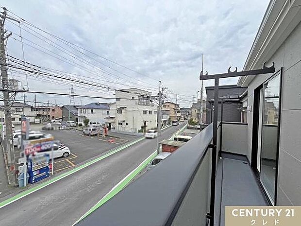 バルコニーからの眺望です。見晴らしが良く、心地よい風が吹き抜ける空間で天気の良い日には心をリフレッシュできますね。