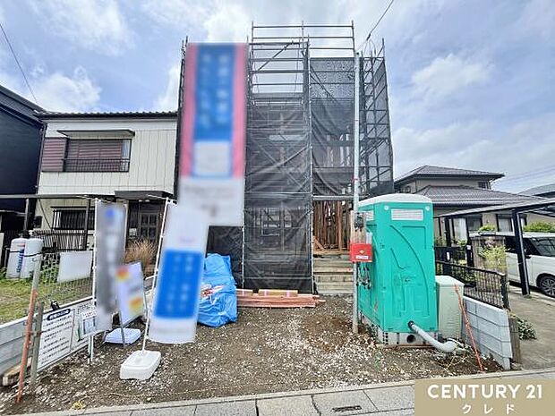 建物の骨組みとなる木材を設置し、基本的な構造を組み立てます。これにより建物の強度や耐震性を確保します。