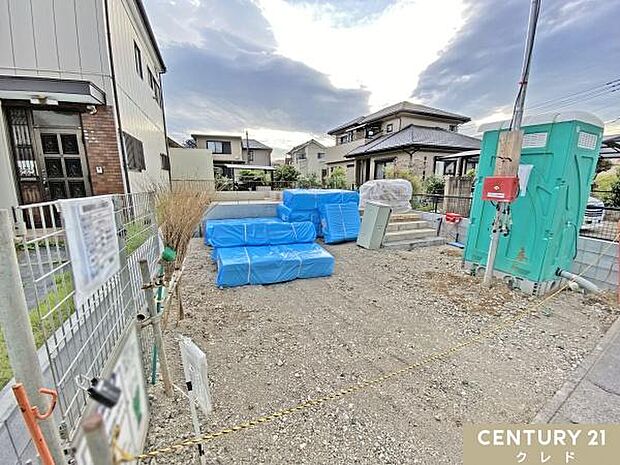 地盤調査を行った後に、家の面積と同じ大きさの基礎を作ることで揺れに強くなり、しっかりと家を支えられます。