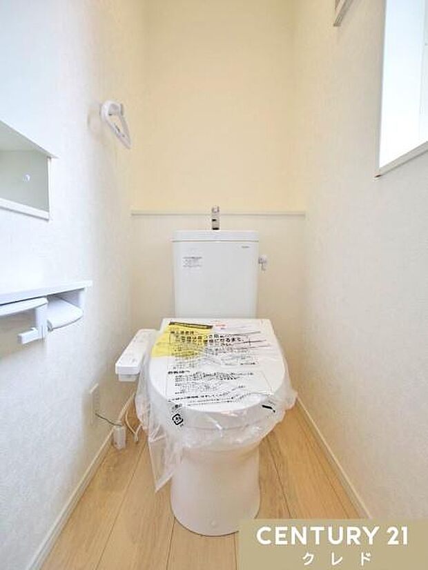 窓から自然光が入り、明るく爽やかな印象のトイレです。温水洗浄便座付きで毎日快適。お手入れもしやすく、清潔な状態を保ちやすいのも魅力です。