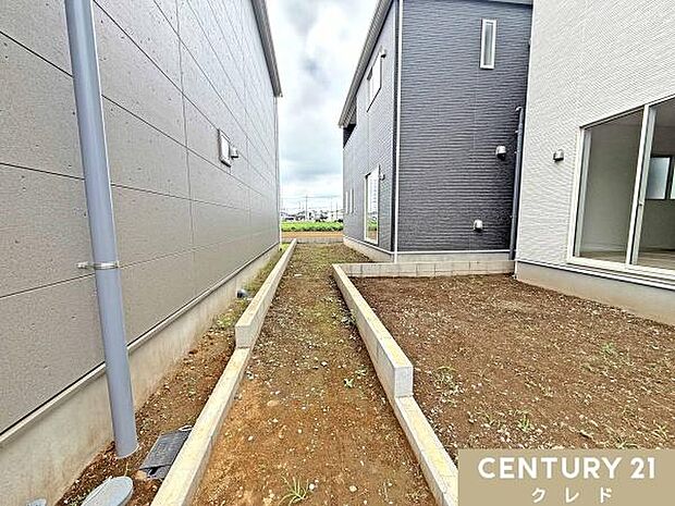 植物を育てたり、季節の花を植えたり、日々の暮らしに彩りを添えるお庭付き。ご家族のくつろぎのひとときを支える、心地よいスペースです。
