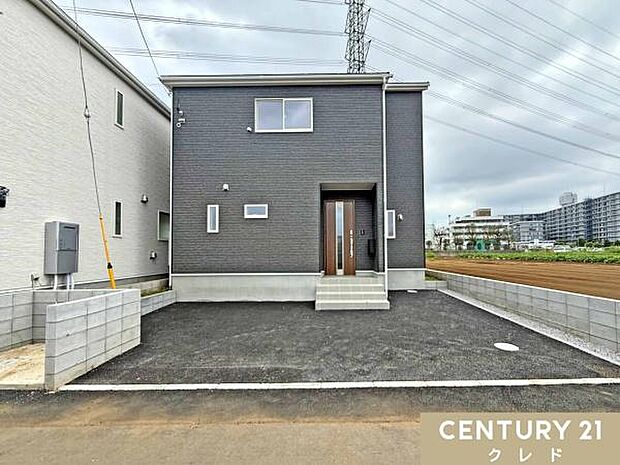 新宿小学校まで徒歩7分。スーパー・コンビニ・ドラッグストアが徒歩6分圏内。子育て世帯にも嬉しい住環境が整った全5棟の新築分譲地です。