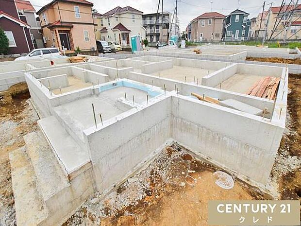地盤調査を行った後に、家の面積と同じ大きさの基礎を作ることで、3つのWICを配した収納豊富な4LDKをしっかりと支えます。