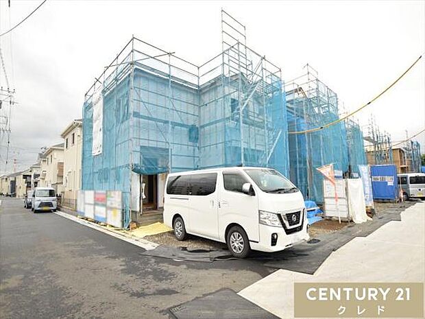 美しい街並みが広がる全13棟の新規分譲地。同世代が集う安心のコミュニティと、近隣に充実した商業施設が魅力です。