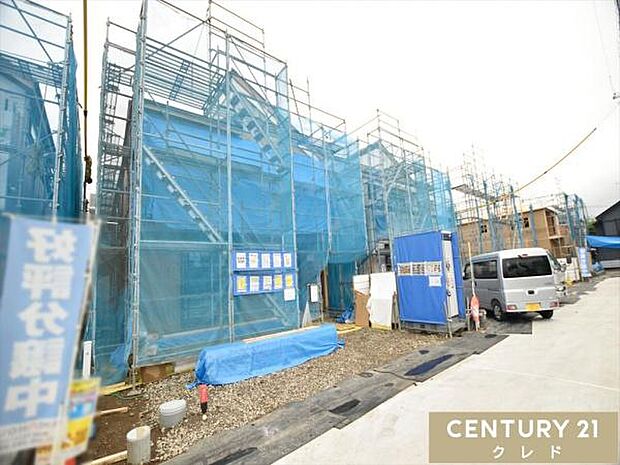 外壁と室内の工事が順調に進行しており、完成に向けて着々と進んでおります。建築中の今だからこそ見られる現地をぜひ一度ご覧ください。