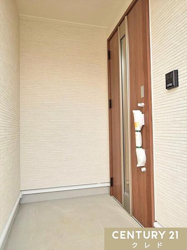 人感センサー付き玄関灯と防犯カメラを標準装備。夜間の帰宅時も足元を明るく照らし、防犯性にも配慮した、家族が安心して暮らせる住まいです。