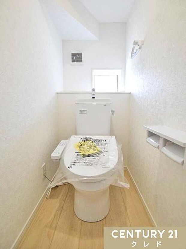 窓から自然光が入り、明るく爽やかな印象のトイレです。温水洗浄便座付きで毎日快適。お手入れもしやすく、清潔な状態を保ちやすいのも魅力です。