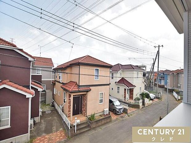 バルコニーからの眺望です。晴れた日には青空が広がり、心地よい風に包まれながら、ゆったりとした時間をお過ごしいただけます。
