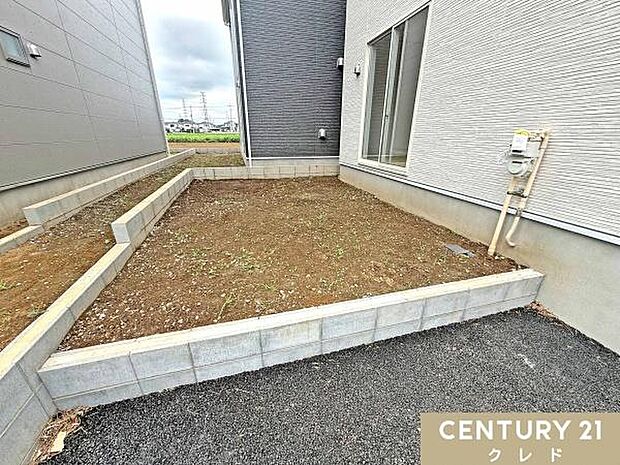 植物を育てたり、季節の花を植えたり、日々の暮らしに彩りを添えるお庭付き。ご家族のくつろぎのひとときを支える、心地よいスペースです。