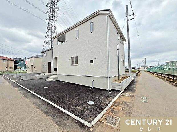新宿小学校まで徒歩7分。スーパー・コンビニ・ドラッグストアが徒歩6分圏内。子育て世帯にも嬉しい住環境が整った全5棟の新築分譲地です。