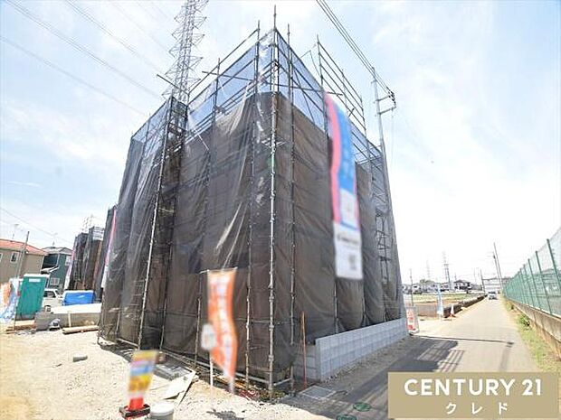北東角地に位置する、開放感に満ちた4LDKの住まい。2面が道路に面しているため陽当りや通風も良好です。