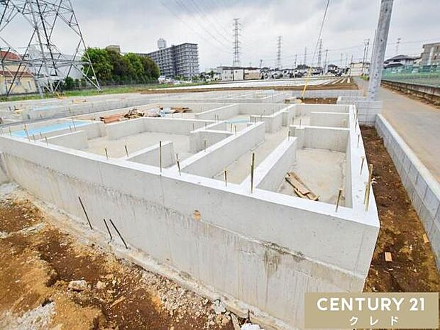 地盤調査を行った後に、家の面積と同じ大きさの基礎を作ることで、4LDKの新邸をしっかりと支えます。