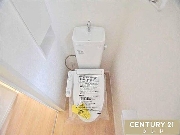 肌への負担に配慮し、快適な生活をサポートする温水洗浄機能付きトイレ。壁面収納もあり、ペーパー類や小物をすっきり片付けられます。