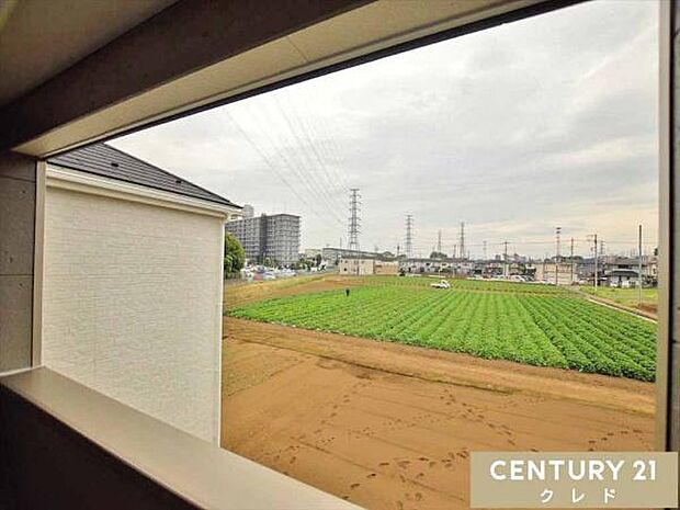 採光を遮る高い建物がなく、開放感あふれる眺望が魅力の住まい。心地よい風が吹き抜ける空間で天気の良い日には心をリフレッシュできますね。