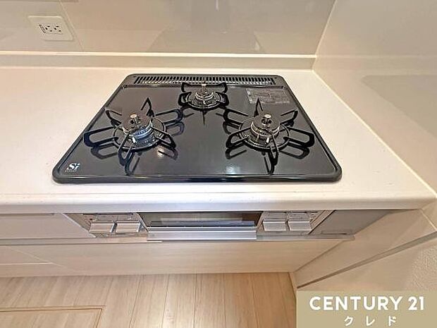 【3口コンロ】時短にもなる3口コンロを採用！焼く・蒸す・煮るの工程を同時進行で進めることができ、凝った料理もまとめて作ることが出来ます。