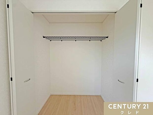 全居室に収納スペースを設け、使い勝手のよいメッシュ棚を採用。衣類や小物をすっきり整理しやすく、毎日の暮らしを快適にサポートします。