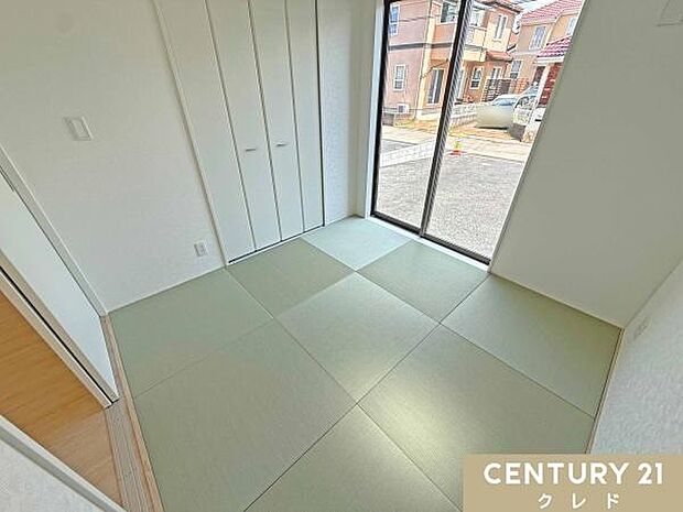【和洋室4.5帖】リビングに隣接した和洋室には収納も確保。客間やお昼寝スペース、家事ペースなど多目的に活用できます。