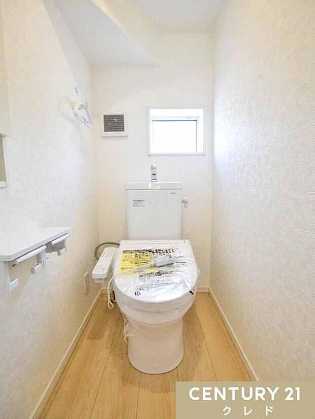 窓から自然光が入り、明るく爽やかな印象のトイレです。温水洗浄便座付きで毎日快適。お手入れもしやすく、清潔な状態を保ちやすいのも魅力です。