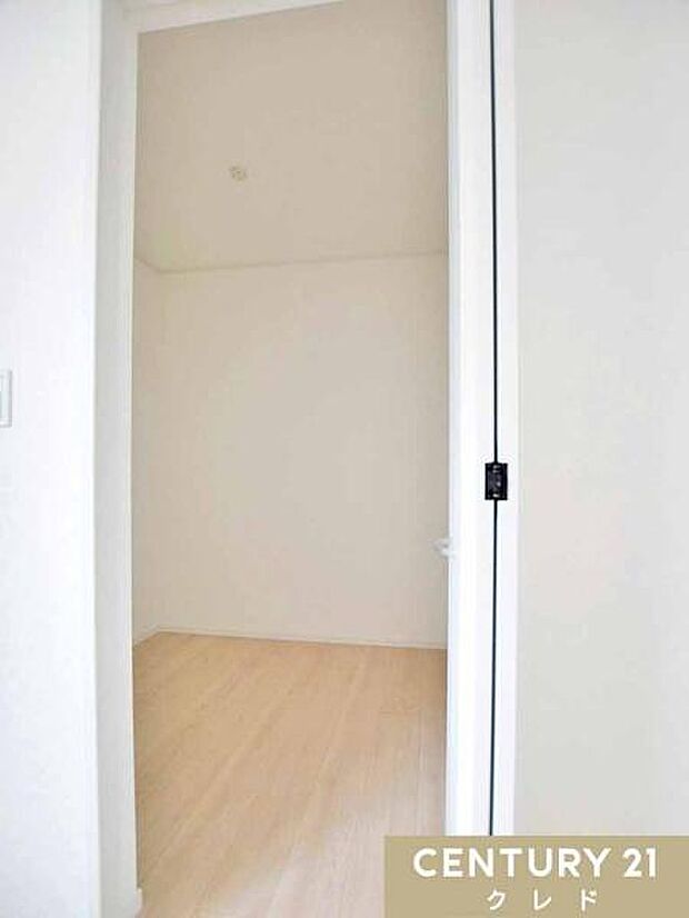 シーズン物のアウターから小物類まで、衣類もたっぷり収納できる、洋服好きにも嬉しい大容量のウォークインクローゼット。毎日のお洋服選びも楽しみになりそうですね。