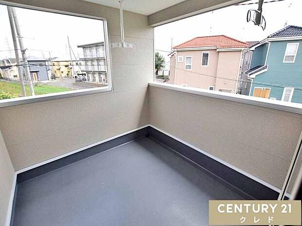 陽光がたっぷり差し込む南東向きのインナーバルコニー。屋根付きなので急な雨にも慌てることなく、安心して洗濯物を干すことができます。