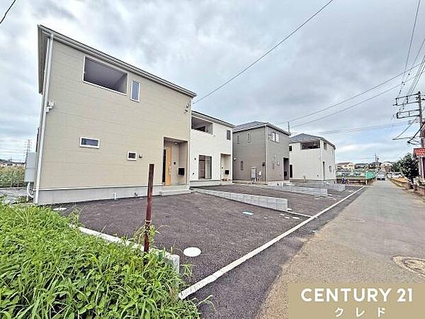 新宿小学校まで徒歩7分。スーパー・コンビニ・ドラッグストアが徒歩6分圏内。子育て世帯にも嬉しい住環境が整った全5棟の新築分譲地です。