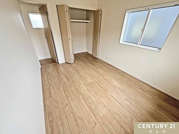【洋室6帖】6帖の洋室は子供部屋としても使用できる広さ。机や収納、遊びスペースなど、子供の成長に合わせた部屋として活用できます