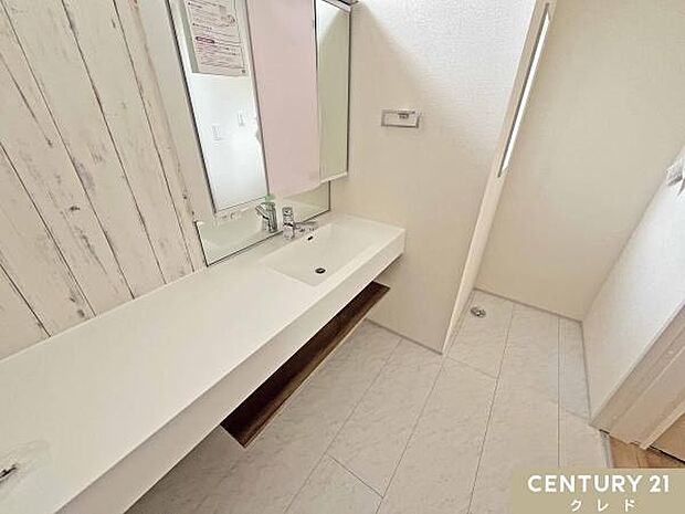 大理石調カウンターが映えるオープンサニタリー。洗面台下部がオープンになっているため、ランドリーバスケットや収納ボックスを自由に配置できます。
